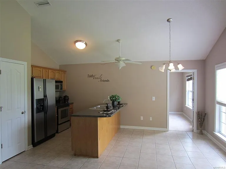 202 Riverview Dr — Photo 3