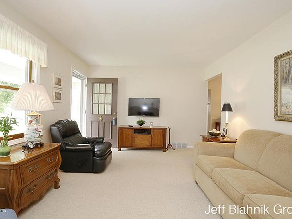 4th image of 836 Springwood Dr SE