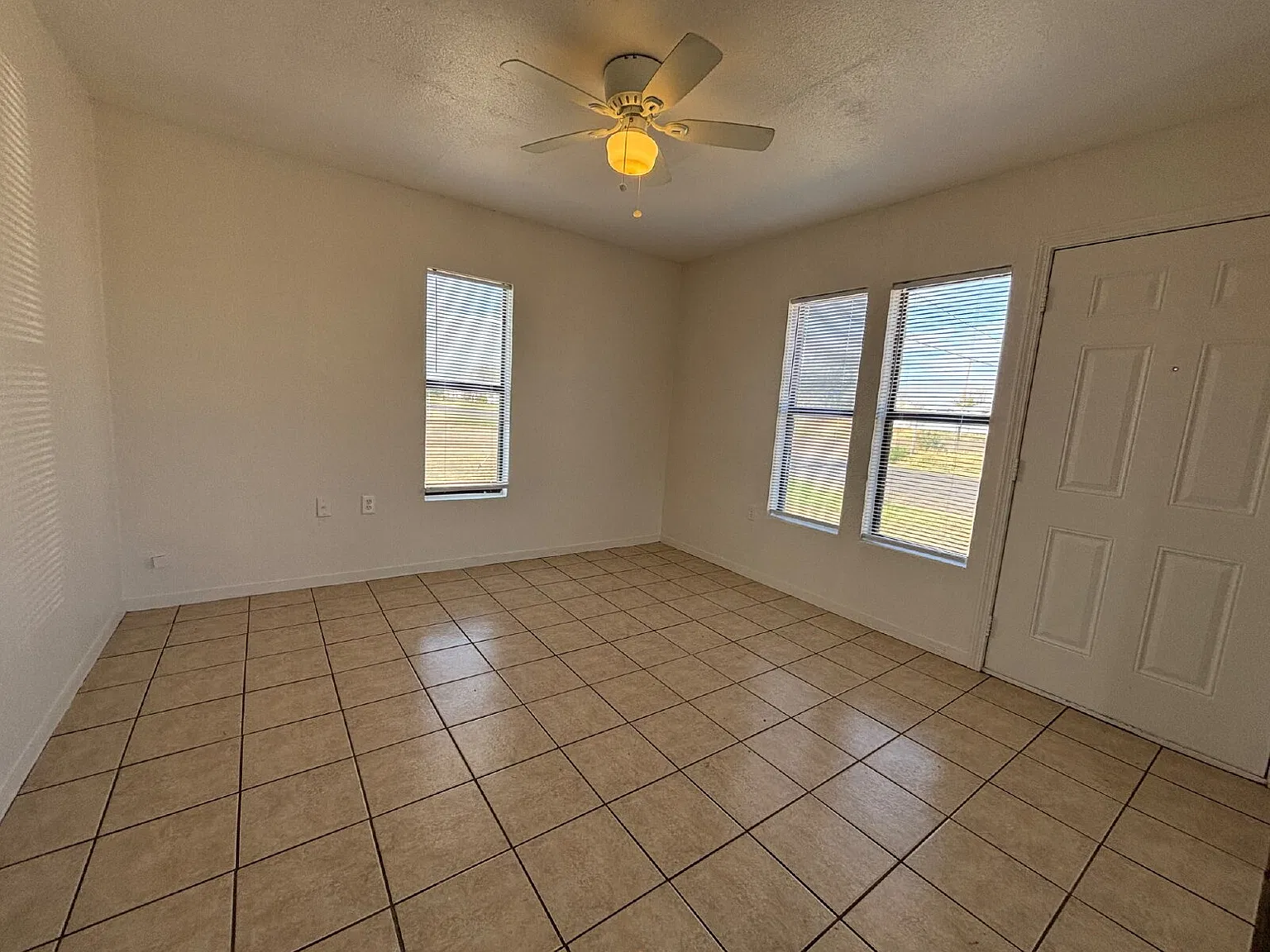 2 bed, 2.0 bath, 1040 sqft, $1,000 — Photo 2