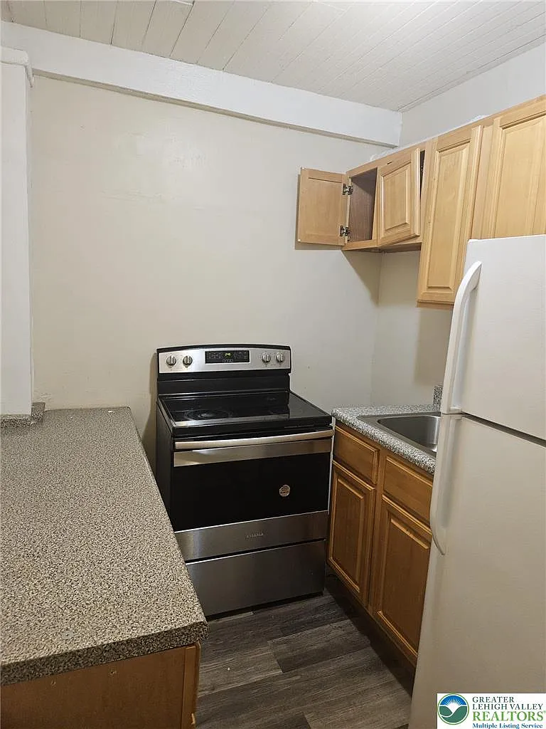 3 bed, 1.0 bath, 900 sqft, $1,650 — Photo 2