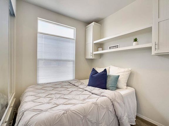 4th image of 1050 S Arizona Blvd #B02