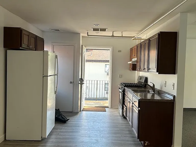 665 Commerce St — Photo 5