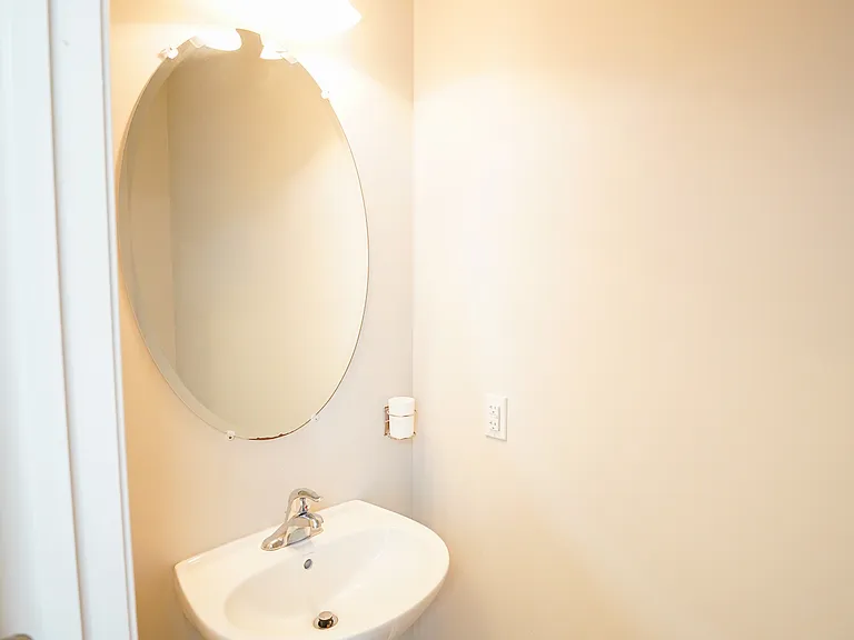 215 Shelton St — Photo 9
