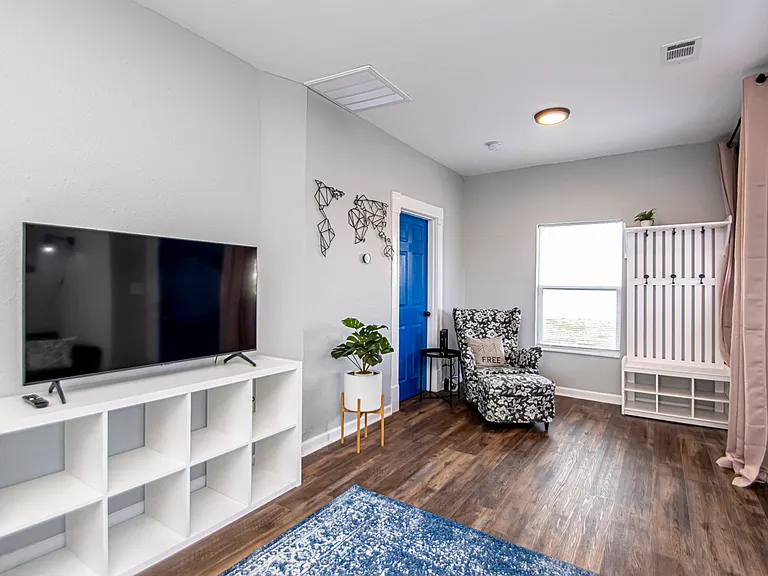 2108 Bragg St — Photo 4