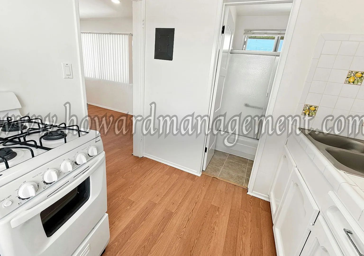 560 Grand — Photo 3