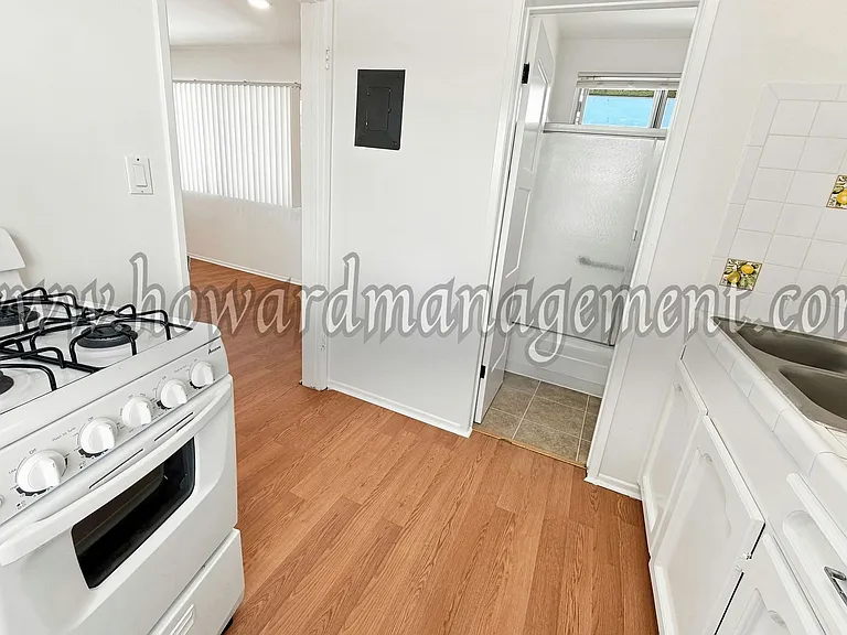 560 Grand — Photo 3
