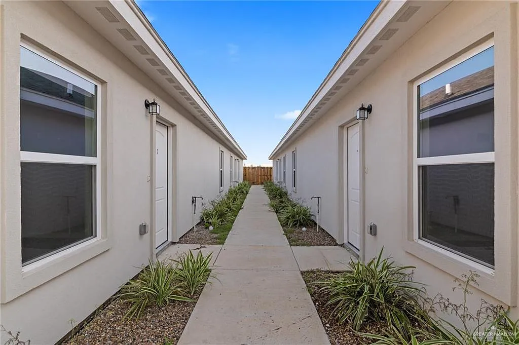 2 bed, 2.0 bath, 995 sqft, $1,200 — Photo 2