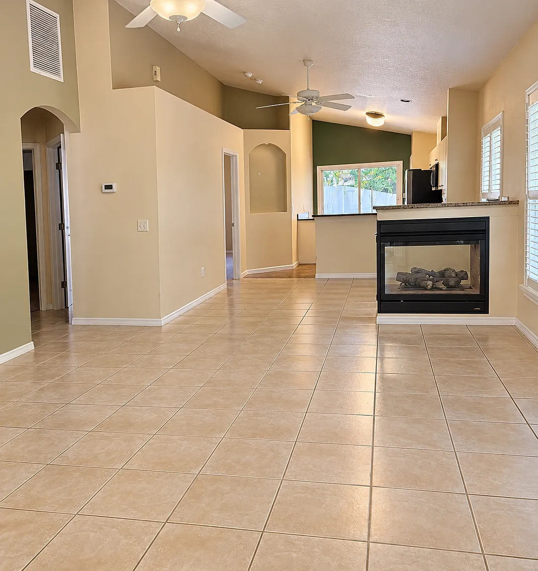 3 bed, 1368 sqft, $2,550 — Photo 4