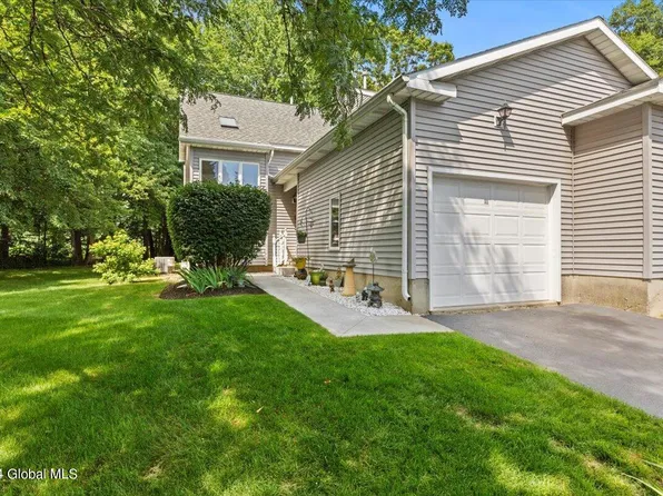 11 Stonegate Court, Albany, NY 12205