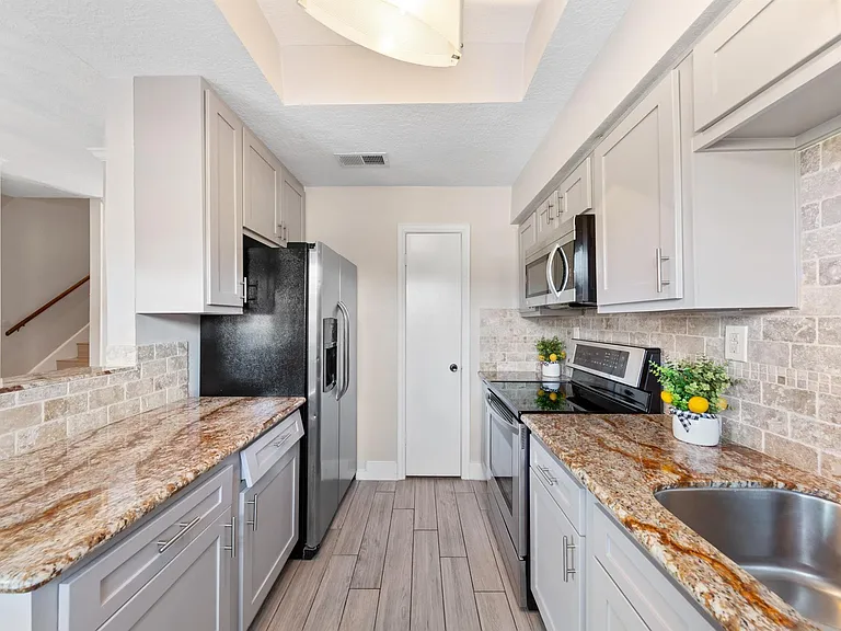 7700 Creekbend Dr #30 — Photo 12