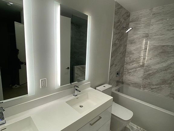 4th image of 1 Yorkville Ave #5601