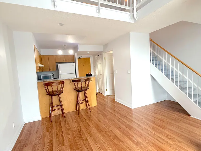 18 Merton St #911 — Photo 6