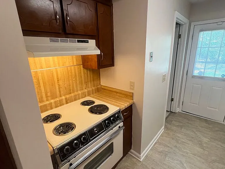 721-723 Jackson View Road — Photo 6