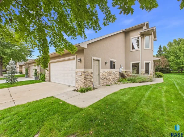 720 E 70th Pl, Sioux Falls, SD 57108