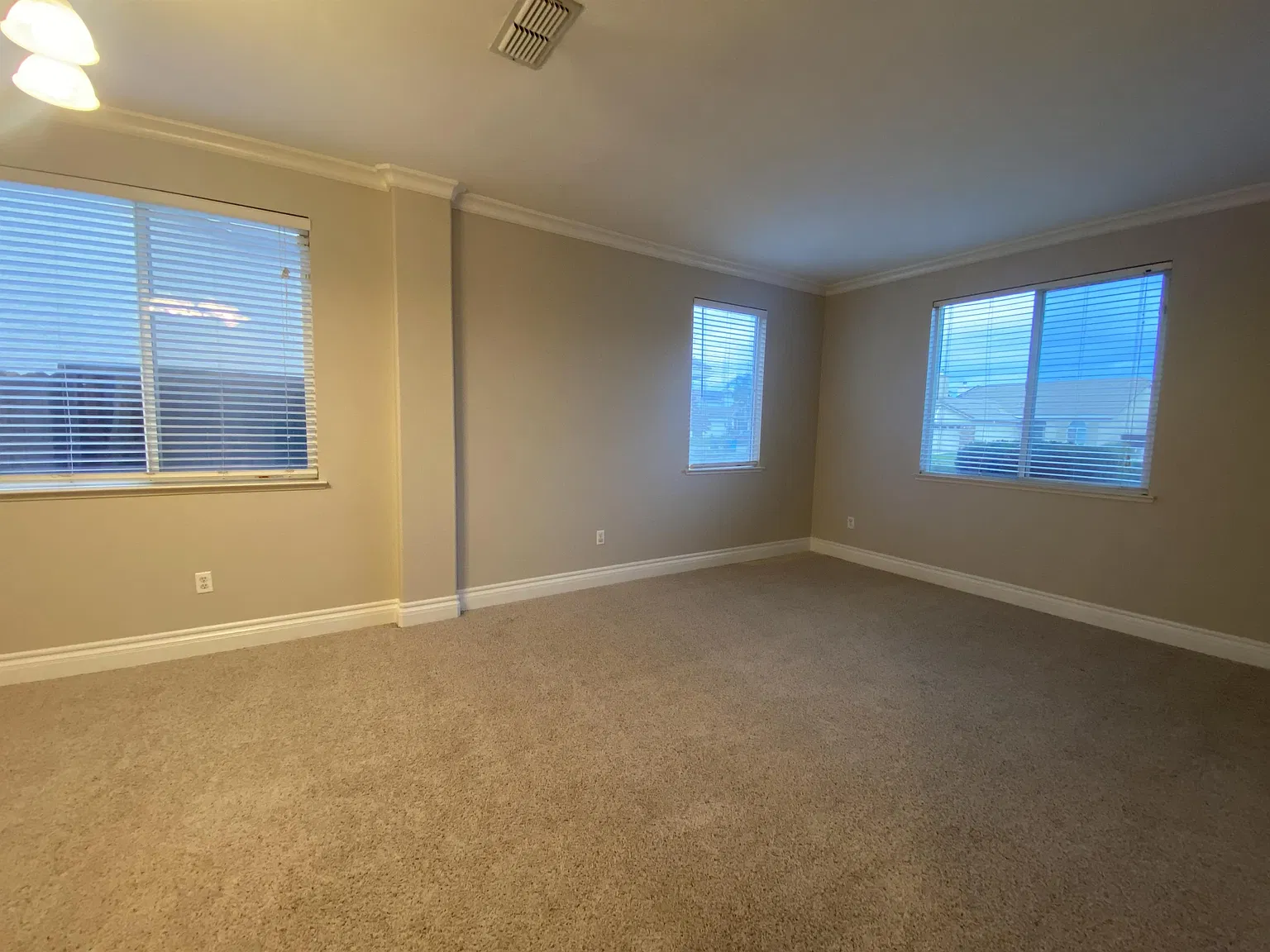 4 bed, 1859 sqft, $2,500 — Photo 2