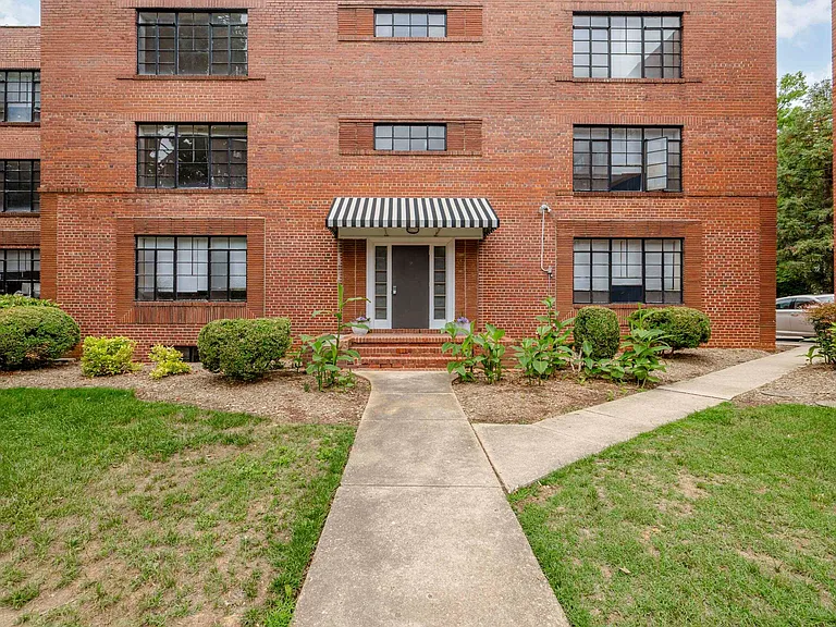 Cameron Court Apartments — Photo 42