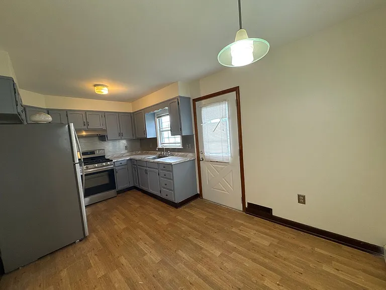 139 E Broad St — Photo 6