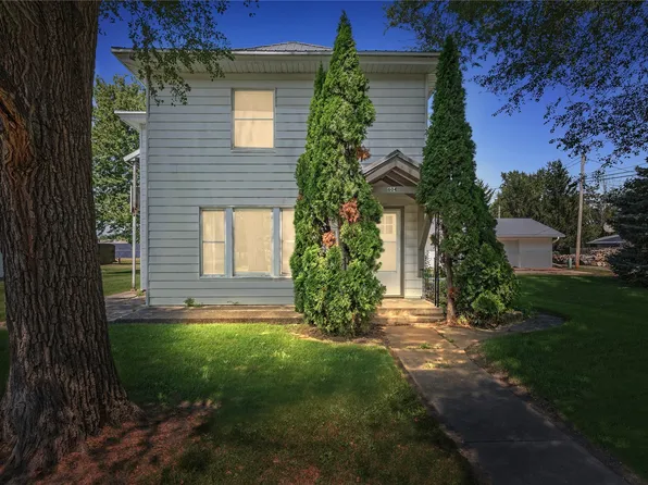 604 7th St, Belle Plaine, IA 52208
