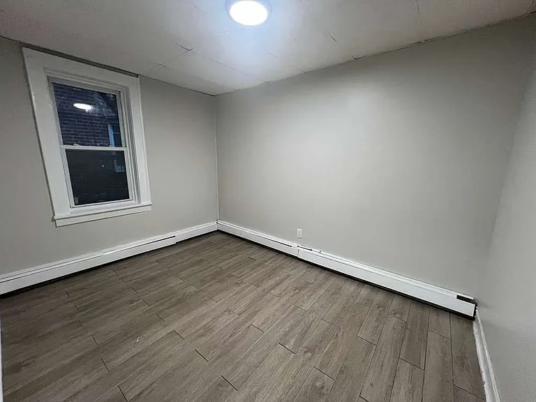 545 E 38th St #10 — Photo 9