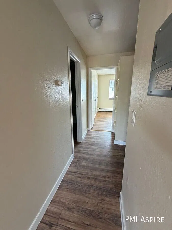 2-Bedroom Apartment in Aurora — Photo 4