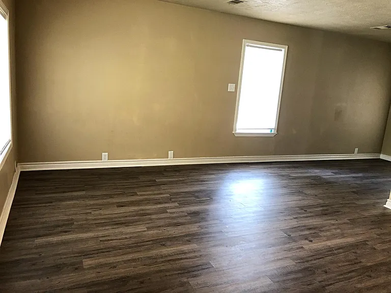 75 Jordan Dr — Photo 2