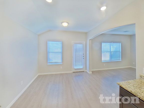 4th image of 110 Columbia St