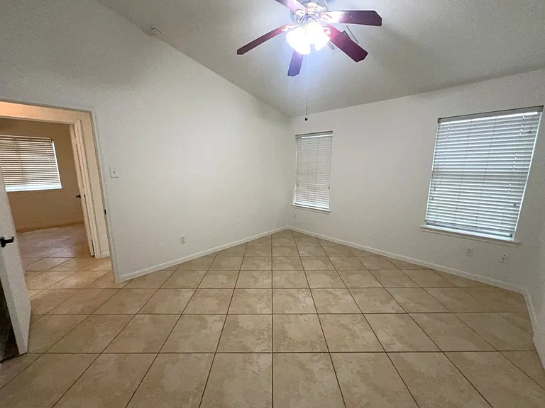 810 Chance Ln — Photo 6