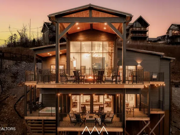 829 Wiley Oakley Dr, Gatlinburg, TN 37738