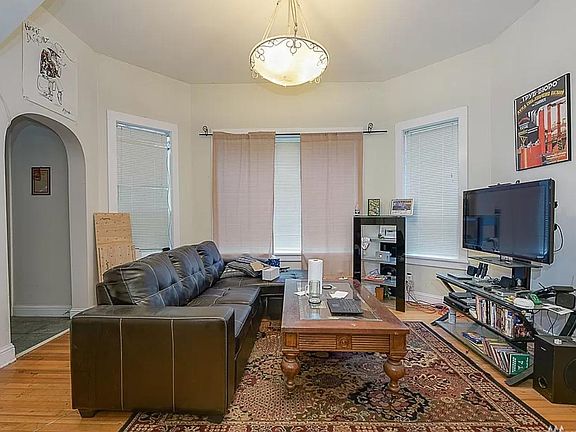 2nd image of 302 25th Ave S