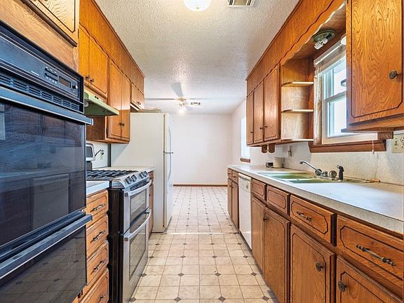 3rd image of 1310 W 15th St