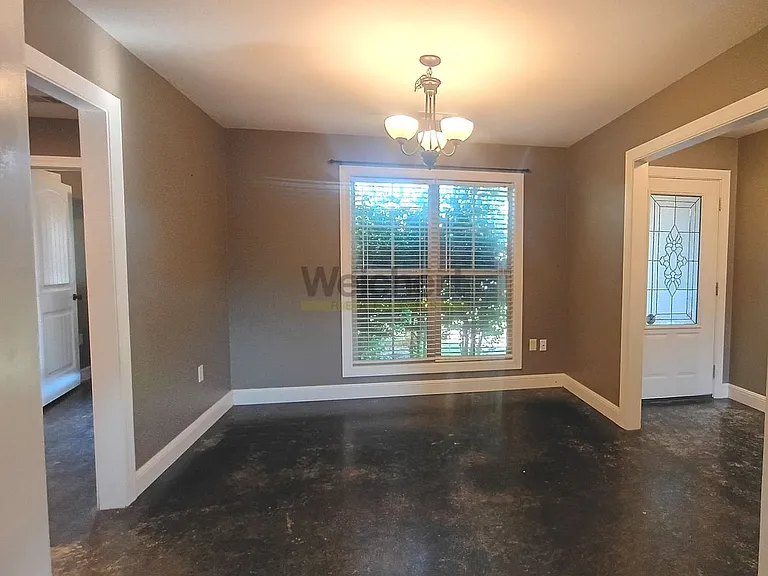 1112 Gregory Ct — Photo 6