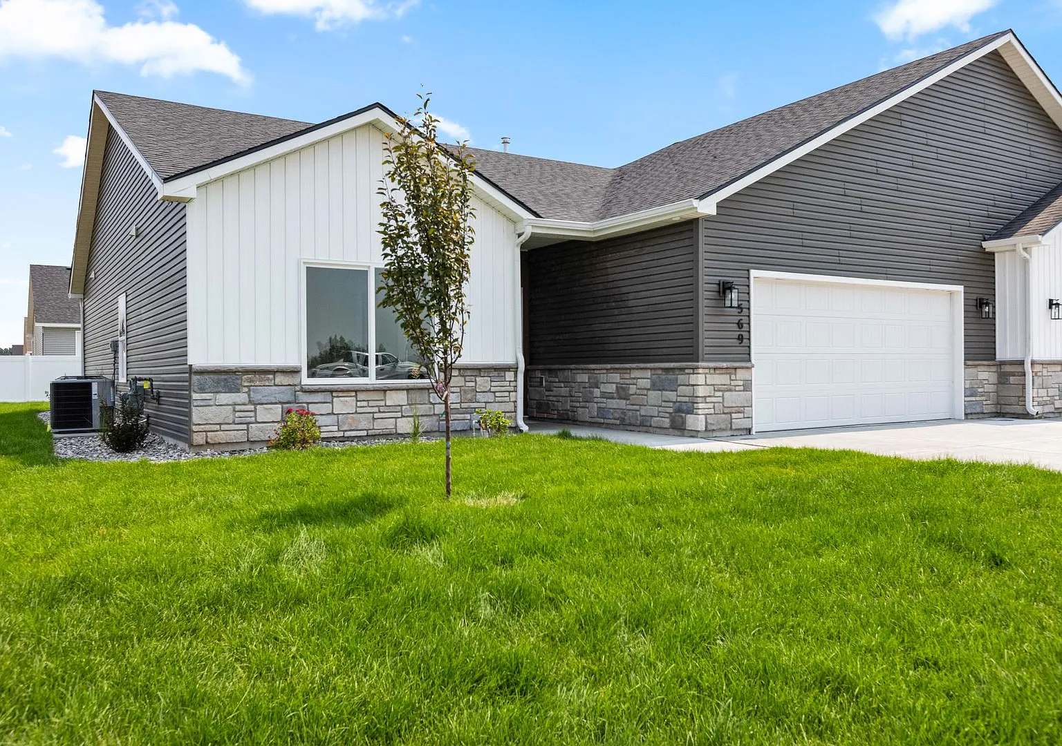 Modern 3 Bed 2 Bath Twin Home In Sugar City! — Photo 1
