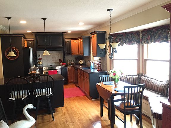 Kitchen w/ bay window 