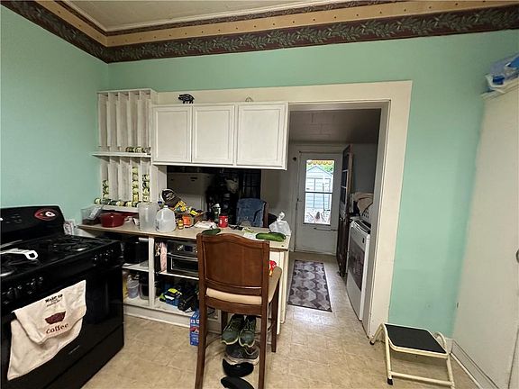 3rd image of 406 W Poulin St