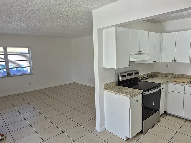 3661 SW 60th Ave — Photo 4