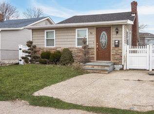 39 Kildare Rd, Island Park, NY 11558