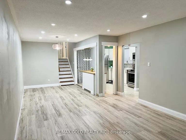 156 Mooregate Cres — Photo 10