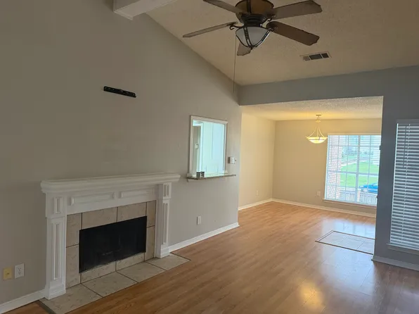3550 Country Square Dr, Carrollton, TX