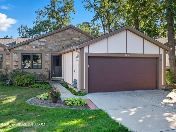 1206 Wheaton Oaks Dr, Wheaton, IL 60187