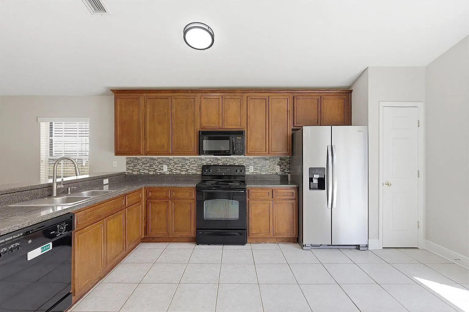 3 bed, 1381 sqft, $2,000 — Photo 3