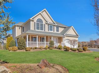 10 Yellow Top Ln, Smithtown, NY 11787