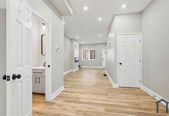 5th image of 2811 W Albert St