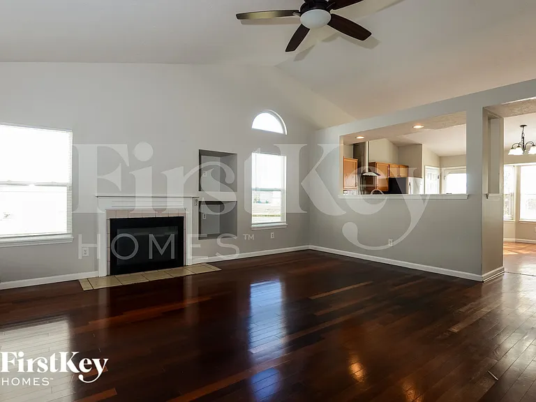 3107 Crestwell Dr — Photo 2