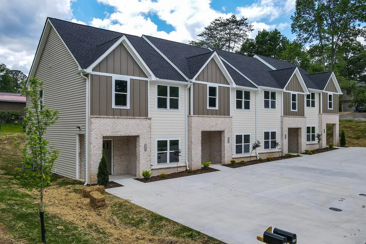 Luxurious 3 BR Townhouse — Photo 2
