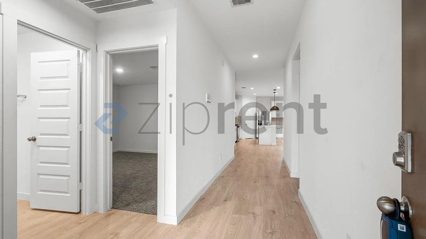 5 bed, 2244 sqft, $2,600 — Photo 4
