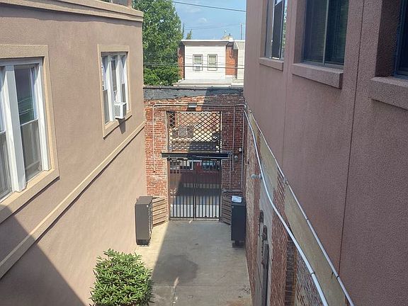 4th image of 3421-35 Richmond St #202
