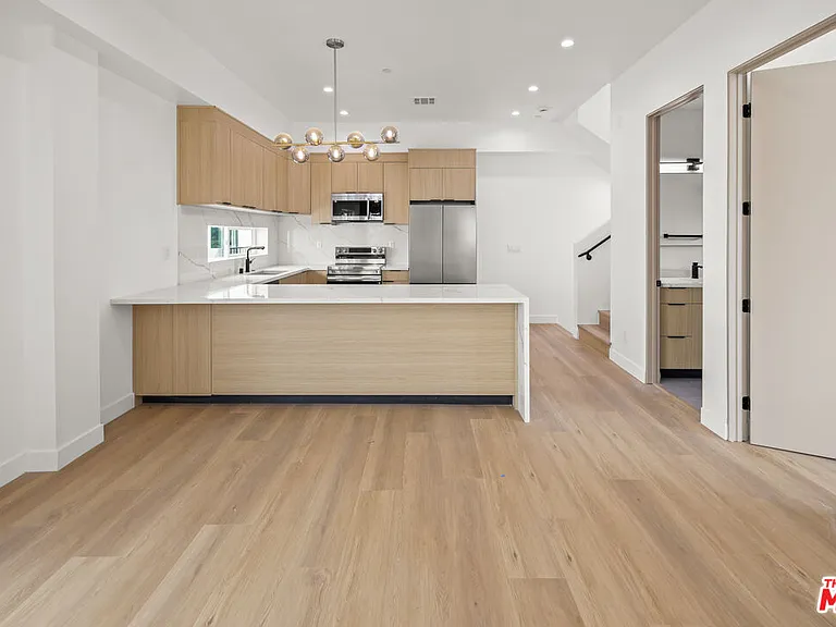 11006 Hortense St #1/2 — Photo 3