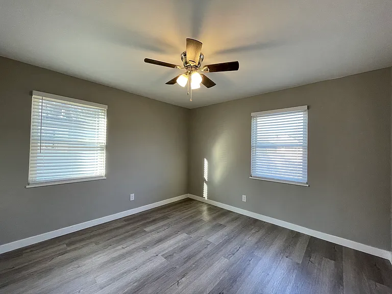 891 S Harris Ave — Photo 12