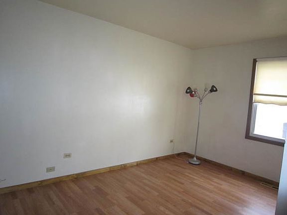 4th image of 328 Elmwood Ln