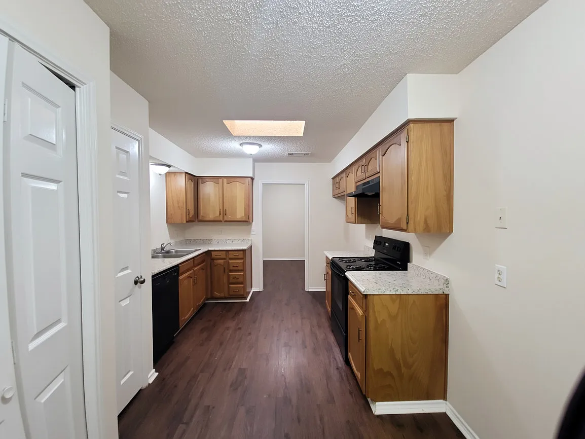 2 bed, 1160 sqft, $1,800 — Photo 3